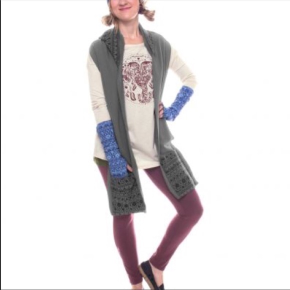 NEW with tags Fleece Hooded Pocket Scarf all in 1 - Picture 2 of 2